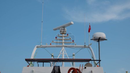 Yacht avec radar et tour de communication - Superstructure