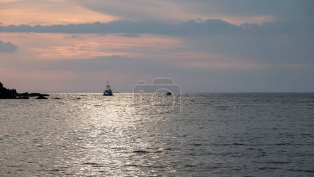 Foto de Arrastreros de pesca en el mar de Gokceada al atardecer. Isla de Imbros Canakkale, Turquía - Imagen libre de derechos