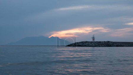 Téléchargez les photos : Coucher de soleil, île grecque de Samothrace et vue sur le phare à Gokceada Kalekoy emplacement. Imbros île de Canakkale, Turquie - en image libre de droit