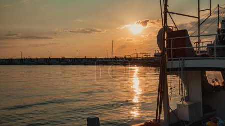 Téléchargez les photos : Port du village de Kalekoy sur l'île de Gokceada avec des bateaux amarrés au coucher du soleil, Canakkale, Turquie - en image libre de droit