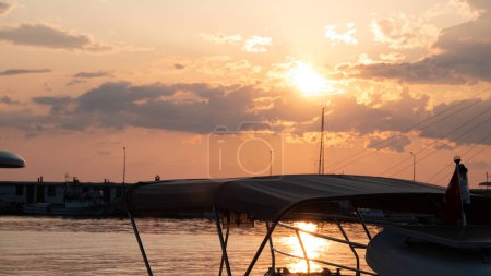 Téléchargez les photos : Port du village de Kalekoy sur l'île de Gokceada avec des bateaux amarrés au coucher du soleil, Canakkale, Turquie - en image libre de droit