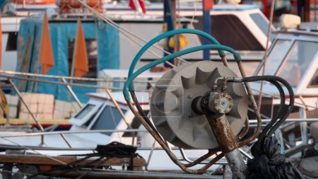 Foto de Detalle de un foque enrollable de un barco pesquero amarrado en el puerto. Winch en un barco de pesca. - Imagen libre de derechos