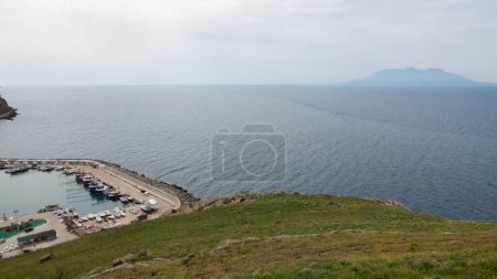 Foto de Vista del puerto de Kalekoy desde la colina del pueblo de Kalekoy, gokceada. Kalekoy; Significa pueblo del castillo en inglés. Isla de Imbros Canakkale, Turquía - Imagen libre de derechos