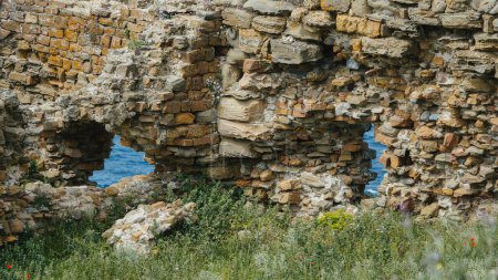 Téléchargez les photos : Ancien château en ruine (château de Gênes) mur de Gokceada dans le nord de la mer Égée de Turquie. Île d'Imbros, Canakkale, Turquie - en image libre de droit