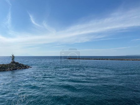 Téléchargez les photos : Phare de Kalekoy vue depuis la mer du port de Gokceada Imbros île de kalekoy. Canakkale, Turquie - en image libre de droit