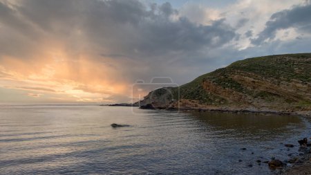 Téléchargez les photos : Vue sur la plage de Yildizkoy au coucher du soleil à Gokceada, île d'Imbros. La côte de Yildizkoy est l'une des plages populaires de Gokceada. Canakkale, Turquie - en image libre de droit