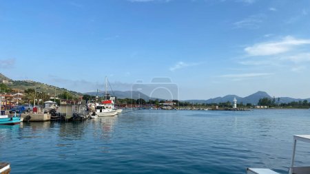Téléchargez les photos : Gokceada, anakkale, Turquie 27 mai 2023 Kalekoy Harbor with amored swordfish ships. Kalekoy est le plus vieux port de Gokceada - en image libre de droit