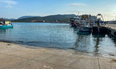 Téléchargez les photos : Gokceada, Canakkale, Turquie 27 mai 2023 Port de Kalekoy avec des navires d'espadon amarrés. Kalekoy est le plus vieux port de Gokceada. - en image libre de droit