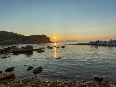 Téléchargez les photos : Yildizkoy vue sur la plage au coucher du soleil à Gokceada, île d'Imbros. La côte de Yildizkoy est l'une des plages populaires de Gokceada. Canakkale, Turquie - en image libre de droit