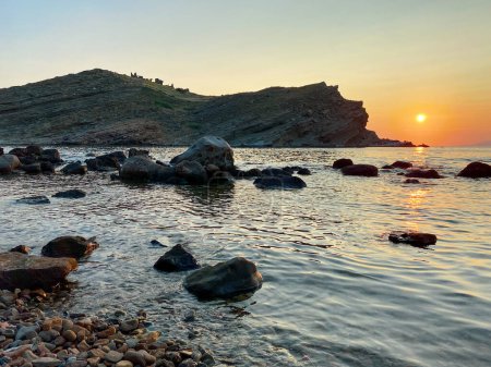 Foto de Vista de la playa de Yildizkoy al atardecer en Gokceada, isla de Imbros. Costa Yildizkoy es la de la popular playa de Gokceada. Canakkale, Turquía - Imagen libre de derechos