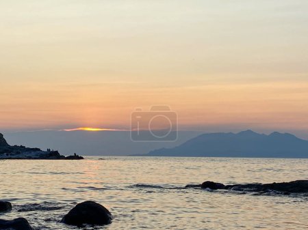 Téléchargez les photos : Vue sur l'île de Samothrace au coucher du soleil depuis la plage de Yldzkoy sur l'île d'Imbros, Gokceada, anakkale Turquie - en image libre de droit
