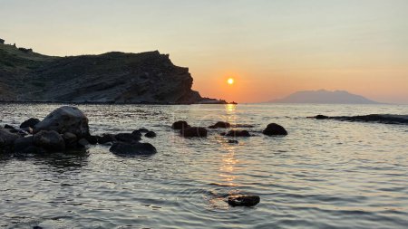 Téléchargez les photos : Vue sur l'île de Samothrace au coucher du soleil depuis la plage de Yldzkoy sur l'île d'Imbros, Gokceada, anakkale Turquie - en image libre de droit