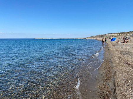 Téléchargez les photos : Gokceada, Canakkale, Turkey June 30, 2023: Guzelce beach, which is very close to Kefalos (Aydincik) beach. Gzelce Bay is also one of the suitable beaches for windsurf and kitesurfing in Gokceada. - en image libre de droit