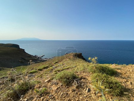 Téléchargez les photos : Vue en angle élevé de Blue Bay (Mavi Koy) sur l'île de Gokceada-Imbros. Il est très proche de la plage de Yildizkoy. Canakkale Turquie - en image libre de droit