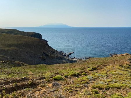 Téléchargez les photos : Vue en angle élevé de Blue Bay (Mavi Koy) sur l'île de Gokceada-Imbros. Il est très proche de la plage de Yildizkoy. Canakkale Turquie - en image libre de droit