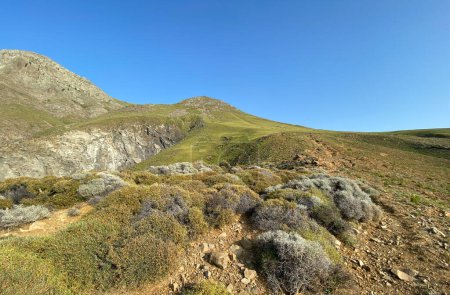 Téléchargez les photos : Vue sur la nature sauvage de la vallée sur le chemin de Blue Bay (Mavi Koy) à Gkeada. anakkale, Turquie - en image libre de droit