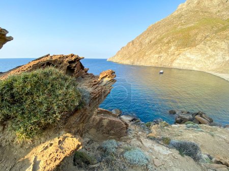 Téléchargez les photos : Vue en angle élevé de la baie Bleue (Mavi Koy) à Gokceada près du parc national sous-marin de la baie de Yildiz et d'un bateau amarré dans la baie. Île d'Imbros, Canakkale, Turquie - en image libre de droit