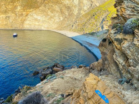 Téléchargez les photos : Vue en angle élevé de la baie Bleue (Mavi Koy) à Gokceada près du parc national sous-marin de la baie de Yildiz et d'un bateau amarré dans la baie. Île d'Imbros, Canakkale, Turquie - en image libre de droit