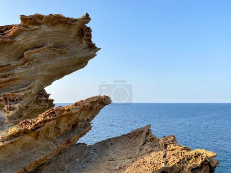 Téléchargez les photos : Calme Gokceada (baie Yildizkoy-Blue) paysage avec mer à la ligne d'horizon, et un affleurement escarpé de rochers à gauche. Gokceada, île d'Imbros, Canakkale, Turquie - en image libre de droit