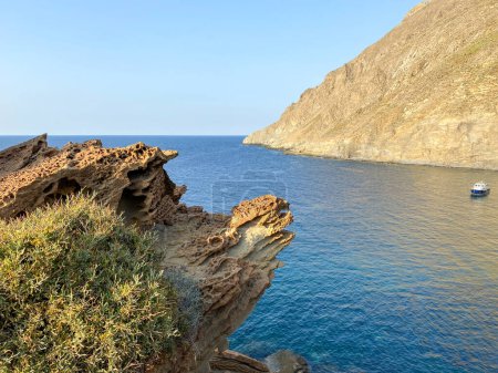 Téléchargez les photos : Paysage marin de Blue Bay (Mavi Koy) à côté du parc national sous-marin de Gokceada Yildiz Bay et d'un bateau amarré dans la baie. Île d'Imbros, Canakkale, Turquie - en image libre de droit