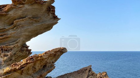 Téléchargez les photos : Paysage marin de Blue Bay (Mavi Koy) à côté du parc national sous-marin de Gokceada Yildiz Bay et d'un bateau amarré dans la baie. Île d'Imbros, Canakkale, Turquie - en image libre de droit