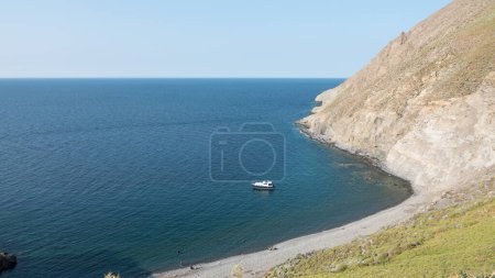 Téléchargez les photos : Vue en angle élevé de la baie Bleue située entre les montagnes dans la région de Yldzkoy de Gokceada, Canakkale. Imbros île - en image libre de droit