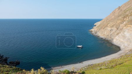 Téléchargez les photos : Vue en angle élevé de la baie Bleue située entre les montagnes dans la région de Yldzkoy de Gokceada, Canakkale. Imbros île - en image libre de droit