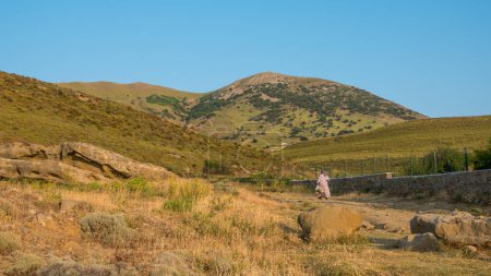 Téléchargez les photos : Une vieille paysanne inconnue se promène dans la vallée de Yildizkoy, localité de Gokceada.Canakkale, Turquie - en image libre de droit
