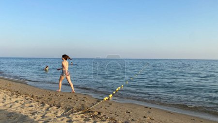 Téléchargez les photos : Gokceada, Canakkale, Turquie-14 juillet 2023 : Vue depuis la plage de Kefalos (Aydincik) à Gokceada. C'est une plage de sable et l'une des plages les plus populaires de l'île. - en image libre de droit