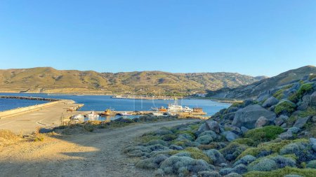 Téléchargez les photos : Port de Kuzu dans l'île de Gokceada Gokceada qui est la plus grande île de Turquie est un district rural de la province de Canakkale de Turquie - en image libre de droit