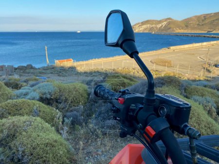 Téléchargez les photos : VTT quad garé sur le rivage de la mer Égée sur Kuzu Port emplacement de Gokceada Imbros île, Canakkale, Turquie - en image libre de droit
