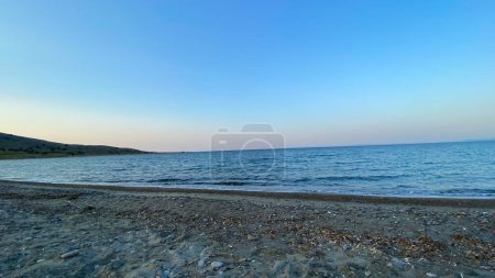 Téléchargez les photos : Plage de Guzelce, très proche de la plage de Kefalos (Aydincik). Gzelce Bay est également l'une des plages propices à la planche à voile et au kitesurf à Gokceada. - en image libre de droit