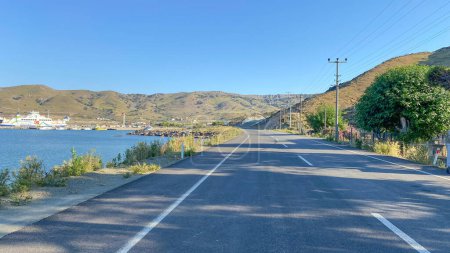Téléchargez les photos : Gokceada, Canakkale, Turquie-9 juillet 2023 : Port de Kuzu dans l'île de Gokceada.Gokceada qui est la plus grande île de Turquie est un district rural de la province de Canakkale en Turquie - en image libre de droit