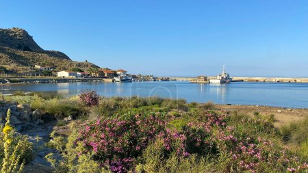 Foto de Gokceada, Canakkale, Turquía-9 de julio de 2023: Puerto de Kuzu en la isla de Gokceada.Gokceada, que es la isla más grande de Turquía, es un distrito rural de la provincia de Canakkale de Turquía. - Imagen libre de derechos