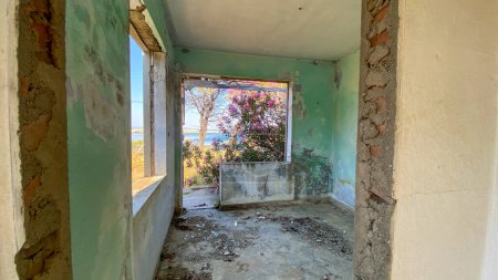 Téléchargez les photos : Vue intérieure détails d'une maison d'été abandonnée - en image libre de droit