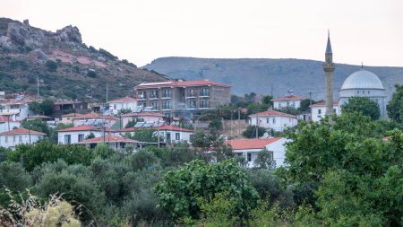 Foto de Vista del pueblo de Aydnck (Kefalos) en Gkeada. La zona es famosa por su larga playa de arena y kitesurf. Canakkale, Turquía - Imagen libre de derechos