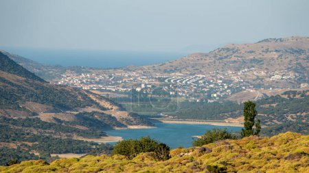 Téléchargez les photos : Barrage de Tepekoy, centre de Gokceada, nord de la mer Égée et vue sur la zone montagneuse rurale depuis les pentes de Tepekoy de Gokceada. Canakkale, Turquie - en image libre de droit