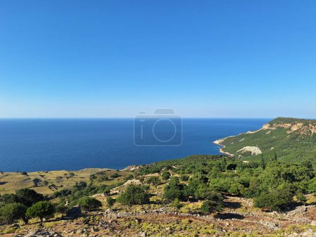 Foto de Gokceada (Imbros) vista de la costa. Tepeky pueblo, naralt-Pinarbasi ubicación, Egeo Turquía - Imagen libre de derechos