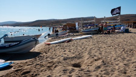 Téléchargez les photos : Gokceada, Canakkale, Turquie-29 juillet 2023 : Vue depuis la plage de Kefalos (Aydincik) à Gokceada. C'est une plage de sable et l'une des plages les plus populaires de l'île. - en image libre de droit