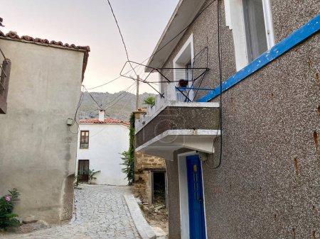 Téléchargez les photos : Gokceada, Turquie - 5 août 2023 ; Tepekoy (Agridia) est un village historique célèbre dans l'île de Gokceada (Imbros), village de la mer Égée du Nord - en image libre de droit