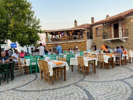 Téléchargez les photos : Gokceada, Turquie- 5 août 2023 ; restaurant "Angeliki Tavern" dans le village historique grec Tepeky. Tepeky (Agridia) est un célèbre village grec historique du côté nord de la mer Égée en Turquie. - en image libre de droit