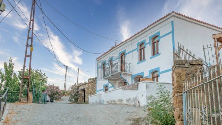 Foto de Gokceada, Turquía - 5 de agosto de 2023; Tepekoy (Agridia) es un famoso pueblo histórico en la isla de Gokceada (Imbros), pueblo del Egeo Norte - Imagen libre de derechos