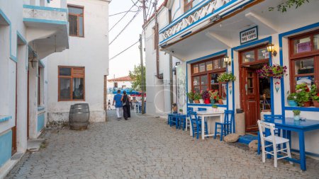Téléchargez les photos : Gokceada, Turquie - 5 août 2023 ; Zeytinlikoy (Aghios Theodoros) est un village historique célèbre dans l'île de Gokceada (Imbros), village de la mer Égée du Nord - en image libre de droit