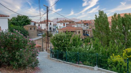 Téléchargez les photos : Tepekoy (Agridia) est un célèbre village grec historique de l'île de Gokceada (Imbros). Village de la mer Égée du Nord à Canakkale Turquie - en image libre de droit