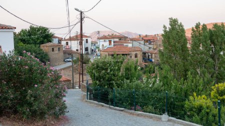 Téléchargez les photos : Tepekoy (Agridia) est un célèbre village grec historique de l'île de Gokceada (Imbros). Village de la mer Égée du Nord à Canakkale Turquie - en image libre de droit