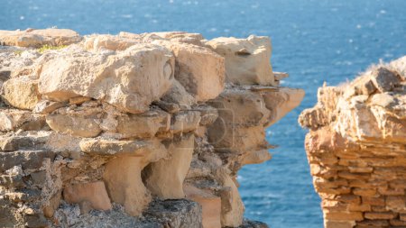 Foto de Gokceada (Imbros) vista al mar con las paredes del castillo Kalekoy en ruinas. Isla Imbros. Pavo Egeo. Canakkale. - Imagen libre de derechos