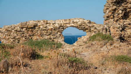 Foto de Paisaje marino de Kalekoy enmarcado por la antigua ventana del castillo de Kalekoy isla del Egeo turco Gokceada (Imbros) Canakkale, Turquía - Imagen libre de derechos