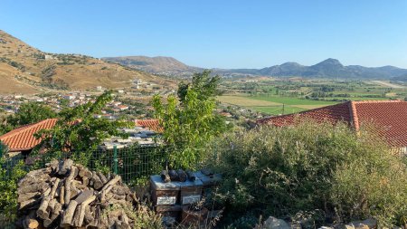 Foto de Bademli Casas de pueblo y amplios campos agrícolas de la colina Kalekoy en la isla de Gokceada. - Imagen libre de derechos