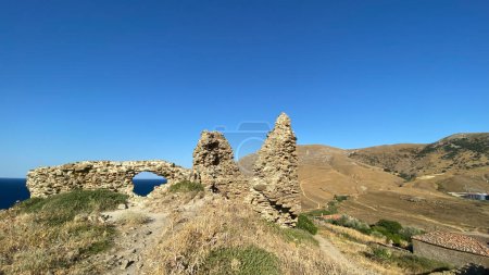 Foto de Gokceada (Imbros) vista de la costa con las paredes arruinadas del castillo de Kalekoy. Isla Imbros. Pavo Egeo. Canakkale. - Imagen libre de derechos