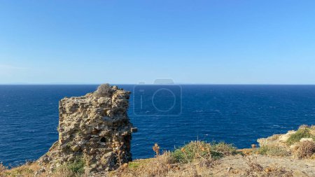 Téléchargez les photos : Paysage marin de Kalekoy encadré par l'ancienne fenêtre du château de Kalekoy île égéenne turque Gokceada (Imbros) Canakkale, Turquie - en image libre de droit
